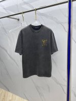 LV*路易威登 2025Fw春夏新品圆领打底外穿T恤，立体感Logo微廓形半袖纯棉打底，手感面糯有骨感，柔而有韧性。工艺处理，韧性和抗皱性能得到大幅度提高。微廓