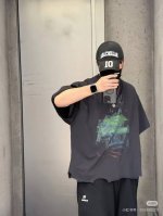1220# 巴黎世家官网25Ss新款限量联名款涂鸦印花短袖T恤.300克双纱面料.350克双纱十字罗纹领口.宽松版本.男女同款 颜色：黑色.好的 码数：1.2.