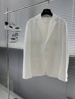 P590 -Prad 背面三角标细节科技感面料西装外套。订织科技感聚酯纤维面料，多道工序需要进口专机完成，面料带弹力穿着舒适，百搭款式。 尺码:S-Xxl。 尺