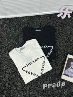 上新 普拉达胸前经典简约三角字母Ogo情侣款短袖T恤，上身帅气百搭不挑人，绝对极力推荐，夏季出行必备百搭单品 夏季一定闭眼入的百搭T恤，定制260G纯棉双纱面料