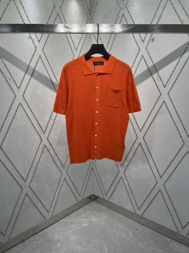 驴家 25Ss新款短袖衬衫取材柔软棉料，以网眼针织 Monogram 图案营造精致蕾丝效果，缓缓流露闲雅气息。 码数：S.M.L.Xl.