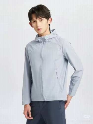 供 可隆Kolon Sport Ss24 Hike系列 防泼水防晒Upf70+透湿连帽轻薄户外夹克 防紫外线防晒服 男女同款。采用防风防泼水轻薄面料柔软透气，面