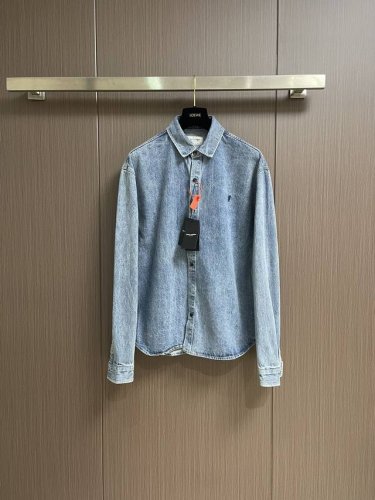 ysl Saintlaurent 标识刺绣牛仔外套 定制天棉精粹牛仔织物面料 胸前饰以精致Ysl刺绣作点缀 为硬朗的牛仔注入灵动与优雅 采用进口机刺绣工艺 使用