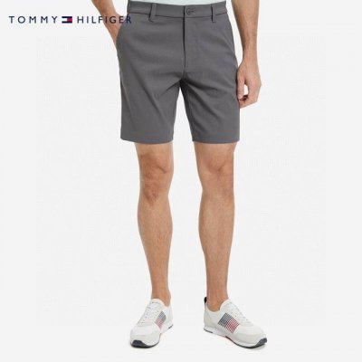 汤米 Tom休闲时尚短款西裤 盛夏来临，这一款短裤 和夏天特别的般配~ 超级好穿的 洋溢着满满的时尚Chic！ 是时候来一条高颜值又时髦百搭的它了 双腿包裹在松