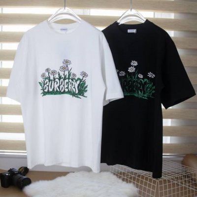 巴宝莉 Burberry花丛发泡印花圆领短袖T恤 巴宝莉25年新款 高品质纯棉材质 立体发泡印花圆领短袖T恤 版型宽松Os 男女情侣同款 颜色：黑色 白色 尺码