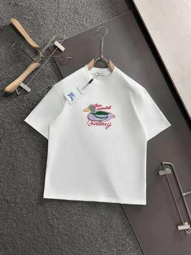 burberry 巴宝莉 25Ss夏季新款圆领短袖T恤！270克重磅高端纯棉面料，手感质感都极完美！修身裁剪设计干净利落！时尚又好看！走线做工非常精致！版型效果