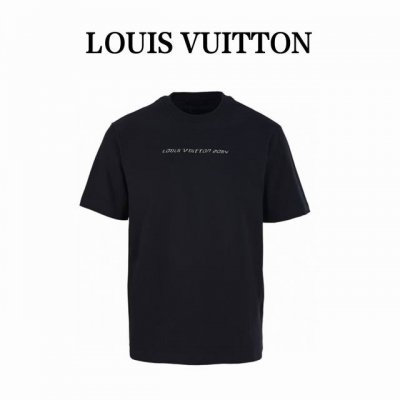 Louis Vuitton Lv 五金金属机能短袖T恤 正品6699购入开发，采用32支精疏棉平纹面料，领口1*1索罗纳螺纹，面料酵洗 ，高温烫画，定制辅料，合