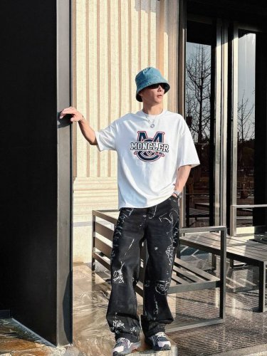 25Ss Moncler新款圆领短袖T恤 选用330克双纱平织棉面料打造 3D立体印花工艺+袖口品牌标识点缀 螺纹针织领口 男女同款 码数 S-2Xl 颜色 黑