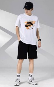 nike 耐克休闲情侣款短袖短裤运动套装，男女均可轻松上身驾驭 ，面料柔软有弹性超级舒服 ！细节一步到位 ，腰部内里有抽绳可以随意调节！ 上身效果超赞！超舒适！