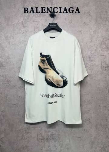 Balenciaga巴黎世家 顶级版本1:1官网品质 球鞋直喷印花短袖圆领T恤 砖柜同步 面料采用巴黎定制纯棉260G，厚感度十足 重工艺 十字螺纹圆领领口落肩