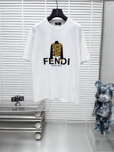 Fend*25Ss新款经典印花短袖，明星穿搭款，采用双纱纯棉280G，印花工艺，面料颜色定制定染，不缩水不退色。手感舒服，质感超强潮男潮女必备经典落肩阔版型，独