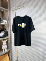 fend*芬迪 Ss25春夏新款短袖，顶级图案Logo，帅气时尚，简约百搭款。面料棉 不仅挺括，保持潮流的廓形，又穿着舒适，纱织更细腻 码数：S-Xxxl 男女