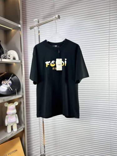 fend*芬迪 Ss25春夏新款短袖，顶级图案Logo，帅气时尚，简约百搭款。面料棉 不仅挺括，保持潮流的廓形，又穿着舒适，纱织更细腻 码数：S-Xxxl 男女