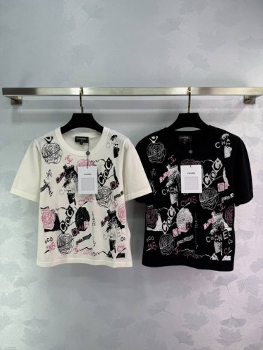 Chane*针织短袖，白色和黑色两款， Coc字母和玫瑰花涂鸦印花，时尚又浪漫。经典设计，舒适透气，搭配轻松。2色3码Sml T226B