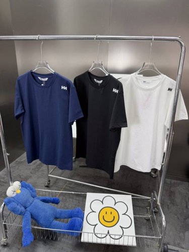 helly Hansen Hh 25夏新男抗菌休闲运动轻薄舒适百搭圆领短袖T恤。 品名 H H字母T恤 颜色：黑，白，藏蓝色 规格：S，M、L，Xl 面料：速干