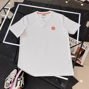 爱马仕 春夏新款首发专柜最新款短袖圆领T恤 高端订制 设计前卫时尚 品牌Logo重工艺设计 高端定制进口液氨匹马棉面料.手感柔软.穿着舒适.专柜级别精致车线.做