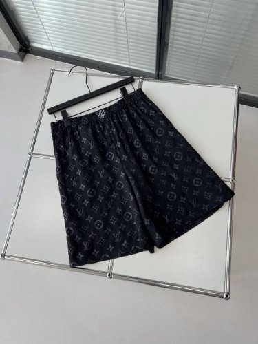 lv* 波纹提花桑蚕丝满印短裤 面料选择: 采用桑蚕丝面料制成，其天然的亲和性与人体肌肤完美契合。纤维内部布满微气孔，形成天然的温控系统，使其具有良好的透气性，