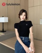 两件。露露Lululemon纯棉短袖T恤，采用了中领设计，不仅时尚别致，突出天鹅颈 让你随心所欲地展现不一样的风格。收掐腰的设计，让你的身材更加突出，显得更加纤