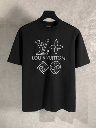 高品质 Louis Vuitton 路易威登 反光字母烫钻印花圆领短袖T恤 三标齐全 采用冰丝索罗娜面料！前幅采用反光印花工艺 手感非常舒服 Os落肩版型，时尚
