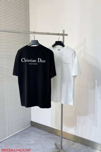 L147 Drdior 2025新款经典字母做旧破洞印花Logo短袖男女同款 这款 T 恤采用棉质竹节平纹针织面料精心制作。胸前饰以灰色 Cistian Cou