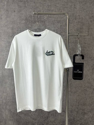 Y150S250Louis Vuitton 路易威登 2025春夏新款刺绣宽松短袖T恤男女同款 这件T恤左胸处有精致的品牌标识刺绣 彰显品牌身份与格调 后背设有