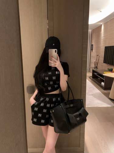 上新 Loew* 罗意威 满幅烫钻短袖短裤套装～～ 一套上身超级显瘦！！ 颜色：黑色 白色 码数：S M L见尾图