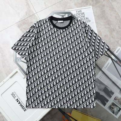 上新 纯原臻品 顶级复刻 Dior 迪奥 新款满身Logo休闲圆领短袖T恤 款号：3346 颜色：黑色 绿色 购入原版开模打造，全套定制辅料，细节决定成败。 迪