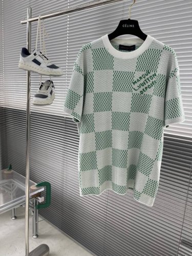 驴牌 25Ss新款T恤衫以动感视角解读经典 Damier 图案，再为胸前巧妙融入 Marque L. Vuitton DéPoséE 标识。可搭配各式长裤打造春