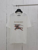 Burberry* 巴宝莉格子战马圆领短袖 采用15S精棉平纹，230G；搭配 32S双纱拉架螺纹，300G。精棉面料通常具有较好的吸湿性、透气性、耐磨性，同时