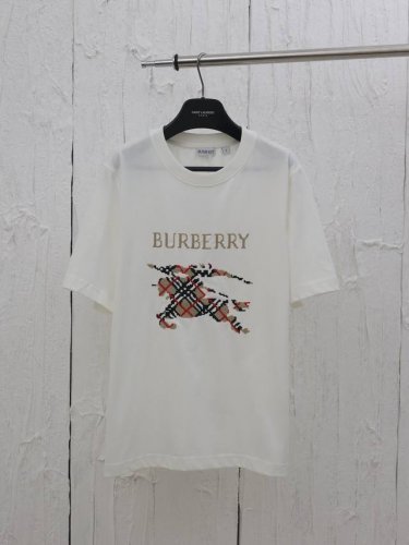 Burberry* 巴宝莉格子战马圆领短袖 采用15S精棉平纹，230G；搭配 32S双纱拉架螺纹，300G。精棉面料通常具有较好的吸湿性、透气性、耐磨性，同时
