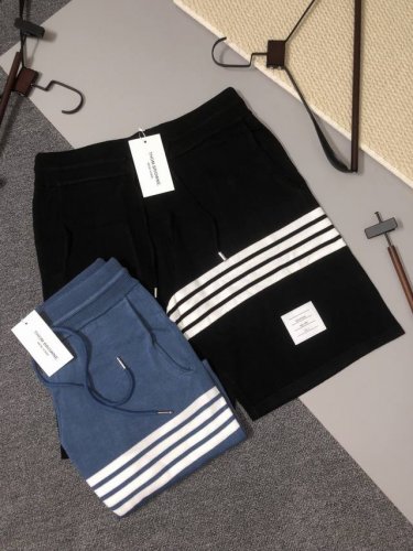 Thom Browne 2025Ss新款针织短裤，定制面料采用威化布织法，提花针织工艺，版型紧致立体，4杠拼接，定制裤绳五金质感强，顺滑，上身舒适透气，凹凸有型