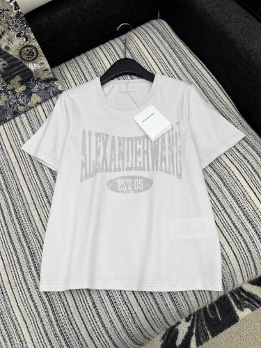 爆款现货 原单品质 Alex*｜2025早春新品圆领短袖 定制Yb棉材质 透气舒适 同色系螺纹拼接图案 质感十足 常规版型裁剪 精致做旧印花凸显品牌格调 宽松版