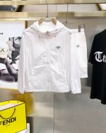 普拉达 2025夏季防晒衣短裤套装 海外专柜同步 轻薄高品质面料奢华高级定制 任何人都可以轻松驾驭 客供进口聚纤维面料 手软舒适有型 吸汗透气 外贸公司订单 N