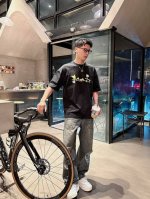 p210 Fd 25Ss卡通系列新款圆领短袖T恤，选用330克双纱平织棉面料打造，热转印工艺。螺纹针织领口。男女同款 码数：S-2Xl 颜色：黑，白两色 尺码表
