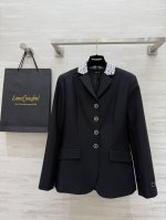 Versace 范思哲2度假系列 不羁之美西装外套 Medusa纽扣、Safety Pin标识皆在传递Versace的独有风格，彰显穿着者的个性与态度 高品质定