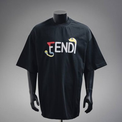 Fendi 芬迪25Ss蛇年蛇头标识印花短袖T恤 采用高质量面料制作而成，无论是日常穿搭还是参加派对，都能展示出您的时尚品味和个性。这款短袖具有舒适的剪裁和休闲