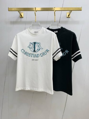 ss迪奥纯棉最新面料经典标识图案Logo时尚简约潮流短袖，最顶级的品质专柜原单短袖，顶级制作工艺进口面料，专柜款独特设计，采用进口高端订制面料。官网在售！面料版