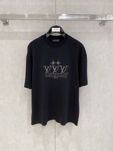 louisvuitton 路易威登 2025春夏新款首发专柜最新款短袖圆领T恤 高端订制 设计前卫时尚！品牌Logo重工艺设计 高端定制面料.手感柔软.穿着舒适