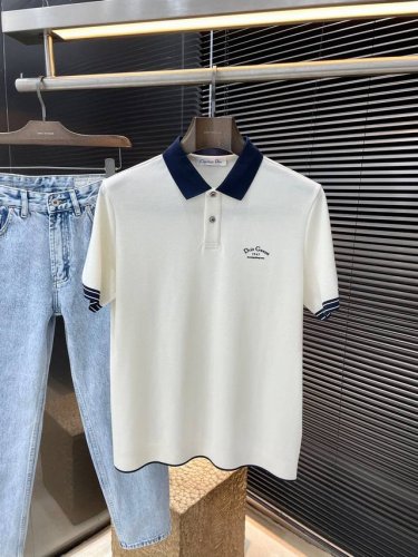 Dior- 迪奥 2025春夏最新款polo短袖 采用最新棉聚脂纤维混纺面料 耐水洗不易掉色 手感柔软 成分柔软舒适 经典设计风格 特殊定制 简单的裁剪方式拼接