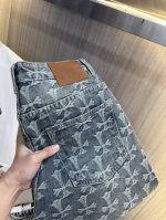 ch克罗心 2025新品男士牛仔裤短裤 面料舒适弹性好。独家发售 时尚优雅 重工艺设计。采用原色酵母水洗工艺 精选进口重磅丹宁牛仔面料 配定制五金装饰 真皮皮牌