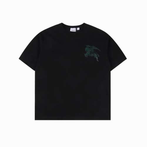 burberry 巴宝莉 25Ss 破损战马短袖T恤 面料采用定制240G 26支特滑双股精棉平纹高密无尘全棉布料。前幅高密度加厚，走线平整，代工品质，全套定制