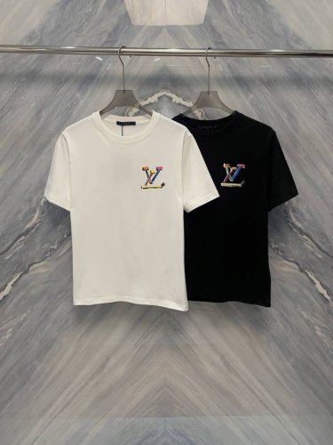 25春夏新品1V花卉涂鸦棉质圆领短袖T恤集时尚与舒适于一体。采用优质棉料，柔软透气。经典圆领设计，简约百搭。特色在于全身花卉涂鸦图案，色彩斑斓，充满艺术气息，彰