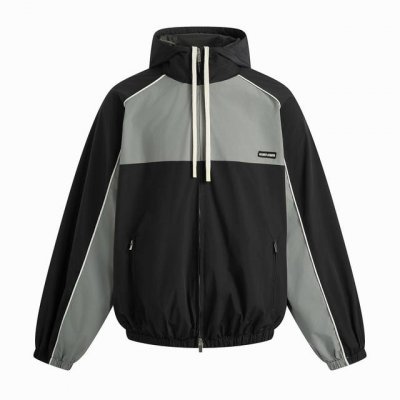 独家品质出货 经销价格 p70Ss 梭织拼色拉链冲锋衣外套 关于面料： 梭织拼色主体，高密尼龙塔丝隆，采用30D 72超细旦纱线，经平纹+斜纹复合织造，表面做耐