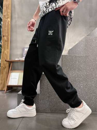 moncler 2025夏季新款铜氨丝莫代尔空气层休闲卫裤，裤身上刺绣标志性品牌标识，客供定制品牌刻印五金配件，彰显品牌格调，100%进口面料精心打造，柔软舒适