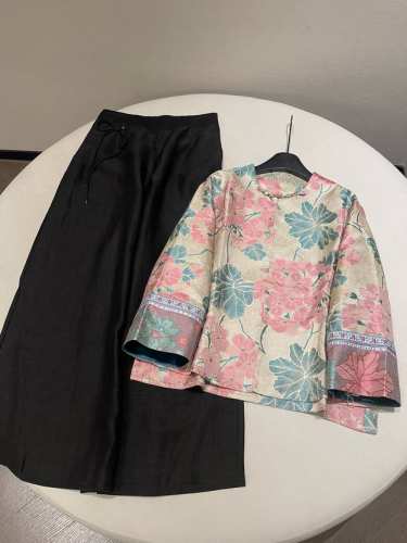 上衣 P1310 裤子 P940 上衣:L Xl Xxl 裤子：L Xl Xxl Xxxl 新中式桑蚕丝提花织锦与桑蚕丝阔腿裤 桑蚕丝提花织锦香云纱上衣，繁花绿
