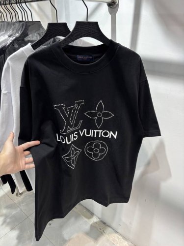 款号：Zmr53# Lv 路易威登新款胸前白珍珠烫钻3D立体字母烫印设计短袖T恤 280克纯棉双砂面料 所有面料均已提前做过缩水 品质第一 所见即所得 不会洗一