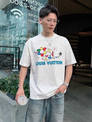 lv 2025春夏新款首发专柜最新款短袖圆领T恤 高端订制 设计前卫时尚！品牌Logo重工艺设计 高端定制丝光云朵棉面料.手感柔软.穿着舒适.专柜级别精致车线.