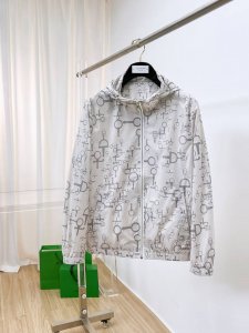 爱马仕 24Ss新款防晒服经典款轻薄外套 高端定制披风衣 时尚休闲防晒 穿着性极高 百搭款 定制定坊的防晒面料具有良好的弹性和透气性 手感软糯舒适 款式简约而时