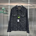 lv、新款满印提花牛仔翻领外套定制定染老花图案提花牛仔面料 重工水洗 上身柔软舒适 大厂做工 袖口 门襟走线工整 定制扭曲金属纽扣 配套全套辅料 品牌老花Log