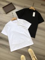 sacai X Wtaps 联名款 后背字母Logo印花 男女款圆领短袖半袖T恤. 颜色：白色 黑色. 尺码：S M L Xl. 材质：原版定织定染250G32